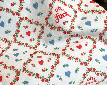 Toalla de cocina divertida con estampado de corazones y flores estilo granja.