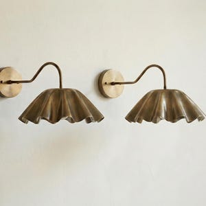 Vintage messing lampenkap met ruches halverwege de eeuw moderne messing bloemenkap geschulpte wandkandelaar gebogen arm wandlamp art deco wandlamp messing armatuur