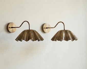 Vintage Brass Ruffle Shade Mid Century Modern Brass Flower Shade Scalloped Wall Sconce Curved Arm Wall Lamp Art Deco Wall Lamp Brass Fixture