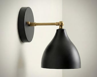 Aplique de pared negro con brazo de latón: aplique de pared moderno de mediados de siglo / par de apliques de pared / aplique de pared inalámbrico / aplique de pared enchufable
