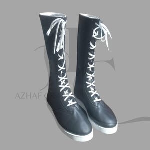 Könnte beinhalten: Ein Paar schwarze kniehohe Stiefel mit weißen Schnürsenkeln und weißen Sohlen. Die Stiefel haben ein klassisches Design mit einem modernen Touch, geeignet für verschiedene Anlässe. Die Schnürsenkel verlaufen über die Vorderseite der Stiefel.