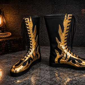 Goldene Flammen-Wrestlingstiefel, schwarze Leder-Schnürstiefel, individuelle Profi-Wrestlingausrüstung, handgefertigte kniehohe Wrestlingstiefel