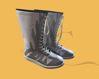 Könnte beinhalten: Ein Paar hohe, grau-weiße Stiefel mit Flammendesign. Die Stiefel haben weiße Schnürsenkel und eine flache Sohle. Die Stiefel sind etwa 35 cm hoch.