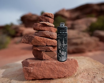 Bottiglia d'acqua in acciaio inossidabile con incisione laser nel deserto