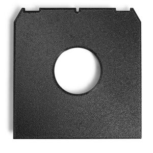 Puede incluir: Un objeto cuadrado negro con un agujero circular en el centro. El objeto tiene una superficie texturizada y una forma rectangular con esquinas recortadas. El agujero es un círculo perfecto, y el objeto parece estar hecho de un material sólido.