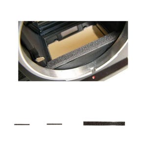 Op de afbeelding: Close-up van de binnenkant van een camera, met een zwarte schuimrubberen lichtafdichting. De afdichting is rechthoekig en bevindt zich in de metalen behuizing van de camera. De afbeelding toont de interne componenten en het ontwerp van de camera.