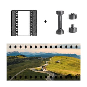 Op de afbeelding: Een zwarte filmstrookhouder en drie donkergrijze 3D-geprinte componenten worden weergegeven boven een foto van een schilderachtige bergweg. De foto toont een kronkelende weg door groene heuvels en bergen.