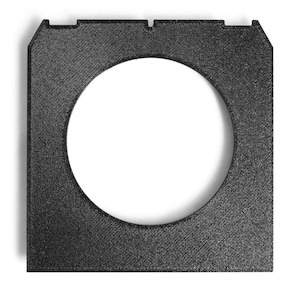 Puede incluir: Un marco cuadrado negro texturizado con una abertura circular en el centro. El marco tiene un acabado mate y parece estar hecho de un material rígido. El diseño incluye pequeñas muescas en los bordes superiores.