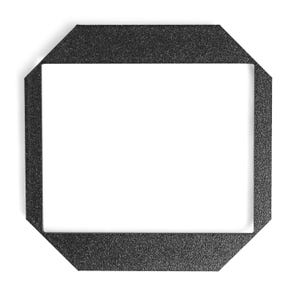 Peut inclure: Un cadre photo noir octogonal avec une surface texturée. Le cadre a un intérieur blanc et est posé sur un fond blanc. Le design du cadre est moderne et géométrique.