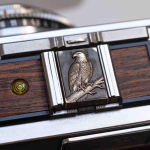 Tapa para zapata de latón hecha a mano — Diseño de águila — Regalo para fotógrafos — Accesorio para cámara