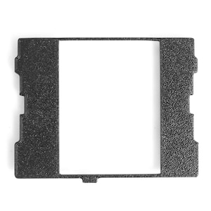 Op de afbeelding: Een zwart rechthoekig frame met een textuuroppervlak en een grote rechthoekige opening in het midden. Het frame heeft gekerfde randen aan de zijkanten en een kleine inkeping aan de onderkant.