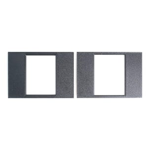 Peut inclure: Deux cadres rectangulaires gris foncé avec des découpes carrées. Les cadres ont une surface texturée et sont placés sur un fond blanc. Les cadres sont probablement destinés au montage ou à l'affichage.