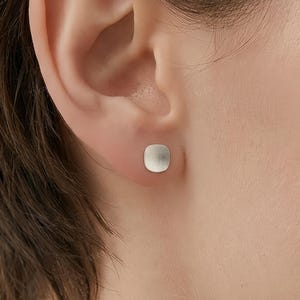Fyrkantiga örhängen i 999 sterlingsilver, minimalistiska örhängen i borstat silver, fina texturerade geometriska örhängen, hantverksmässigt handgjord gåva till henne