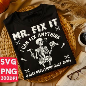 Puede incluir: Camiseta negra con el texto "MR. FIX IT I CAN FIX ANYTHING?" y un gráfico de esqueleto sosteniendo herramientas y cinta adhesiva. La camiseta también tiene el texto "(I JUST NEED MORE DUCT TAPE)".