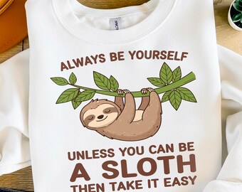 Sé siempre tú mismo a menos que puedas ser un perezoso (PNG) / Sublimación de animal perezoso divertido / Camiseta de perezoso durmiendo / Frase "Tómalo con calma"