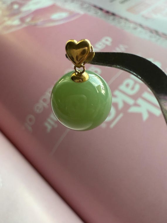 18K solid gold apple green Jade pendant, 12mm diameter