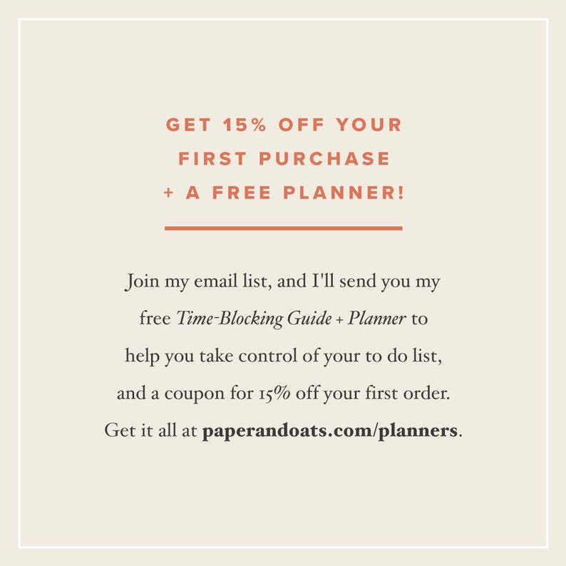Pu&ograve; includere: Grafica di testo con il messaggio "GET 15% OFF YOUR FIRST PURCHASE + A FREE PLANNER!" Iscriviti alla mia mailing list e ti invier&ograve; la mia Guida e il mio Pianificatore di Blocco del Tempo gratuiti per aiutarti a prendere il controllo della tua lista di cose da fare, oltre a un coupon per uno sconto del 15% sul tuo primo ordine. Ottieni tutto su paperandoats.com/planners.