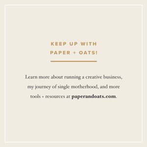 Pode incluir: Gr&aacute;fico de texto com as palavras "KEEP UP WITH PAPER + OATS!" em texto castanho. Abaixo do texto h&aacute; uma linha horizontal. Abaixo da linha est&aacute; o texto "Learn more about running a creative business, my journey of single motherhood, and more tools + resources at paperandoats.com."