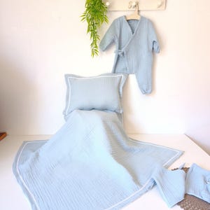 Blaues Musselin-Neugeborenen-Outfit: 4-teiliges Kimono-Set Blue 6-Piece Set