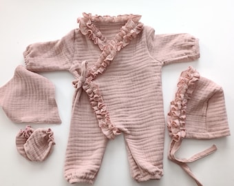 Baby-Mädchen-Set aus Musselin mit Rüschen in Altrosa – Strampler, Mützchen, Fäustlinge, Schühchen
