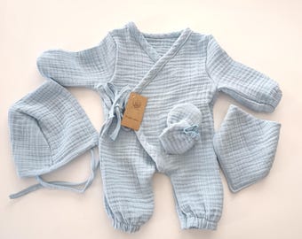 Blaues Musselin-Neugeborenen-Outfit: 4-teiliges Kimono-Set