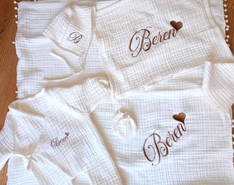 Personligt muslin babyset: Hjärtbroderi, nyfödd outfit