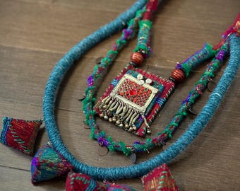 Collar estilo bohemio, collar textil hecho a mano, joyería étnica de tela, collar tribal rojo turquesa, collar único para usar.