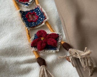 Handgemaakte statementketting van textiel (kunstsieraden van denim en borduurvezels, uniek soulkunststuk, boho-stamketting)