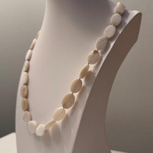 Pärlemorsskal, pärlhalsband, knäpplås, silver