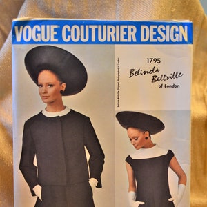 Könnte beinhalten: Vogue Couturier Design Schnittmuster Nummer 1795 für ein Kleid von Belinda Bellville aus London. Das Schnittmuster zeigt zwei Models, die schwarze Kleider mit weißen Kragen und Handschuhen tragen. Ein Model trägt einen großen schwarzen Hut.
