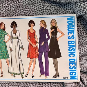 Vintage Vogue Symönster 2600 - 70-talsklänning med hög midja i 3 längder med prinsessömmar och A-linjekjol - Dam 14 - Oklippt mönster -