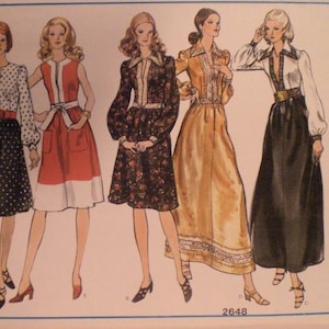 Op de afbeelding: Een vintage naaipatroon voor vier verschillende jurken. Het patroon is van Vogue's Basic Design en is genummerd 2648. De jurken zijn allemaal in verschillende stijlen, een is een lange, vloeiende jurk, een andere is een kortere, meer aansluitende jurk en twee andere zijn een rok en top combinatie.