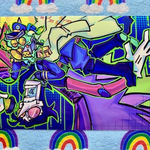 Puede incluir: Obra de arte colorida que presenta una figura estilizada de dibujos animados con uniforme azul, sombrero y cara verde. La obra utiliza una paleta de colores vibrantes con verde neón, morado y azul. El fondo es azul claro con patrones de arcoíris.