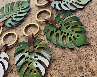 Chaveiro de couro feito à mão com folha de Monstera / Presente para amantes de plantas / Berloque de couro vegetal / Folha de Monstera Albo