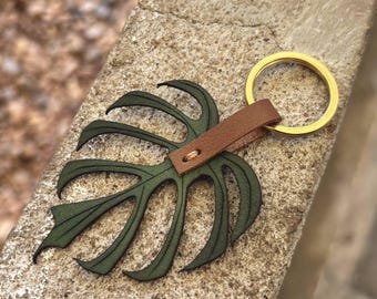 Chaveiro artesanal em couro com folha de Monstera / Presente para amantes de plantas / Pingente de couro para bolsa / Folha de Monstera em formato de 8 / Presente com estética da natureza