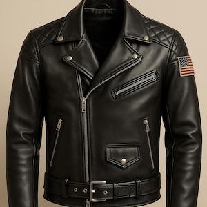 Pu&ograve; includere: Giacca da motociclista in pelle nera con zip asimmetrica, spalle trapuntate e patch della bandiera americana. Multiple tasche con zip e cintura. Design classico e senza tempo.