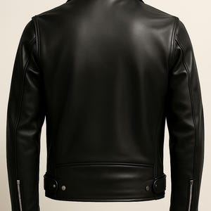 Pu&ograve; includere: Giacca in pelle nera dal design classico. Presenta colletto a revers, maniche con zip e dettaglio cintura in vita. La giacca ha un aspetto liscio ed elegante, adatta a vari stili.