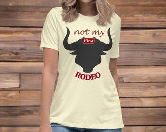 Camiseta "Not My First Rodeo" • Camiseta com estampa de faroeste • Camiseta engraçada de cowboy para homens e mulheres • Ideia de presente para rodeio country