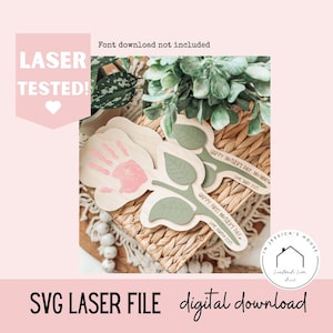 Puede incluir: Archivos SVG cortados con láser de madera para el Día de la Madre. Un diseño presenta una huella de mano, mientras que otros tienen diseños de hojas con el texto "Happy Mother's Day, Mommy" y "Happy First Mother's Day".