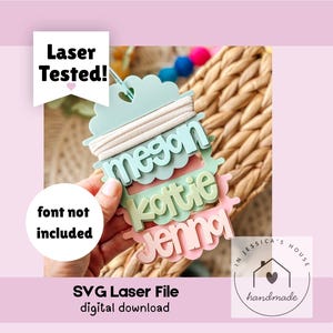 Puede incluir: Una etiqueta en capas con bordes festoneados y los nombres Megan, Katie y Jenna en letras cursivas apiladas. La etiqueta es verde claro, verde salvia y rosa claro, con un cordón elástico blanco en la parte superior. Texto: Laser Tested!, font not included, SVG Laser File digital download.