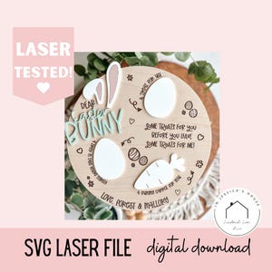 Puede incluir: Una tabla de golosinas de conejito de Pascua de madera con el texto "Dear Easter Bunny" y "Some treats for you before you leave, some treats for me!". Incluye formas de huevo y zanahoria. También es visible el texto "Laser Tested".