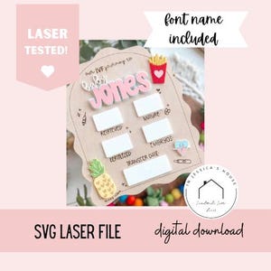 Op de afbeelding: Een lichtbruin IVF-reisbord met de naam "Jones" in roze. Bevat ruimtes voor het volgen van fasen, met decoratieve elementen zoals een ananas en frietjes. Tekst bevat "SVG Laser File" en "digital download".