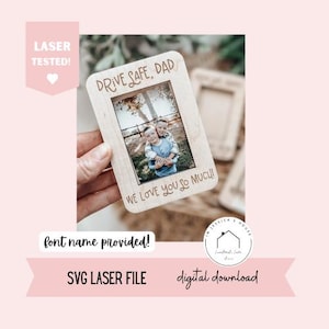 Puede incluir: Un marco de fotos rectangular de madera clara con el texto grabado DRIVE SAFE, DAD en la parte superior y WE LOVE YOU SO MUCH! en la parte inferior. El marco contiene una fotografía de dos niños abrazándose al aire libre.