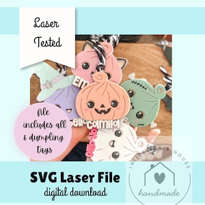 Peut inclure: Six étiquettes plates en forme de raviolis, découpées au laser, avec des visages mignons et des thèmes d'Halloween, dont une citrouille, un fantôme et un chapeau de sorcière. Les étiquettes sont attachées à une ficelle noire et blanche. Le texte inclut Laser Tested, file includes all 6 dumpling tags, SVG Laser File digital download, et In Jessica's House handmade.
