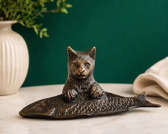 Bandeja para baratijas con forma de gato de estilo vintage / Escultura de gato sobre pez en bronce fundido / Figura felina excéntrica (21 cm de largo)