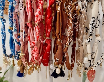 Collane con ciondoli bandana personalizzate fatte a mano