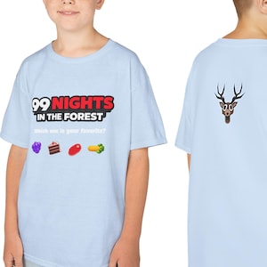 Puede incluir: Camiseta azul claro con el texto "99 NIGHTS IN THE FOREST" en rojo y blanco, y una pregunta sobre comidas favoritas. La parte trasera de la camiseta presenta una cabeza de ciervo de dibujos animados. La camiseta la lleva un niño.