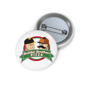 Puede incluir: Botón blanco con el logo "Builder Brothers Pizza". El logo incluye dos personajes de dibujos animados con cascos de construcción, una pancarta verde y el texto "Builder Brothers Pizza". Otro botón es visible en el fondo.
