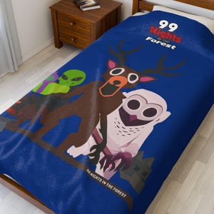 Puede incluir: Una colcha azul con ilustraciones de dibujos animados de un extraterrestre, un ciervo y un búho. El texto "99 Nights in the Forest" se muestra en rojo y blanco. La colcha está sobre una estructura de cama de madera.