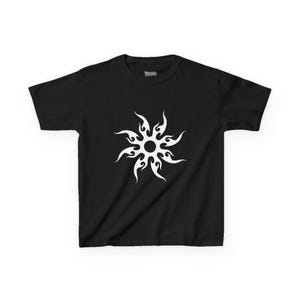 Puede incluir: Camiseta negra con un diseño de sol tribal blanco. El sol tiene un centro circular con formas de llama que se extienden hacia afuera. La camiseta está hecha de un material suave y es adecuada para uso casual.